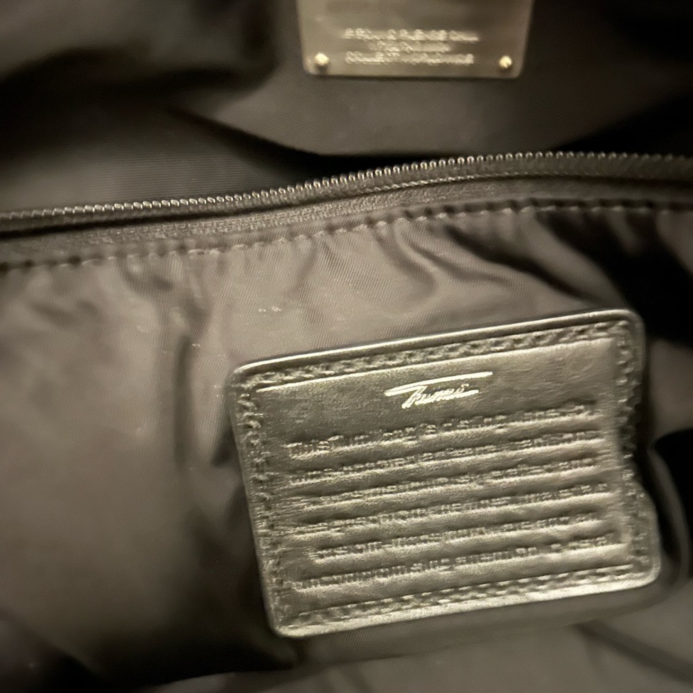 Tumi Traveler Glossy Faux Snakeskin Texture Grey Zip Tote with Leather Trim - Picture 9 of 9